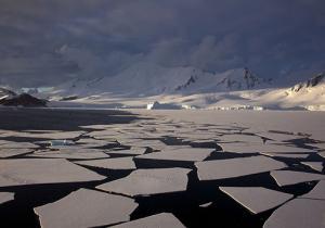 antarctica-By Jason Auch [CC BY 2.0 ], via Wikimedia Commons  under Creative-Commons  license
