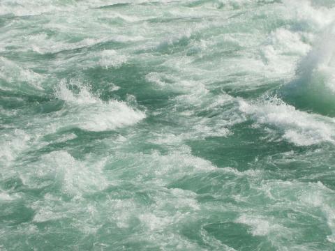 Violent_water_below_Niagara_Falls.