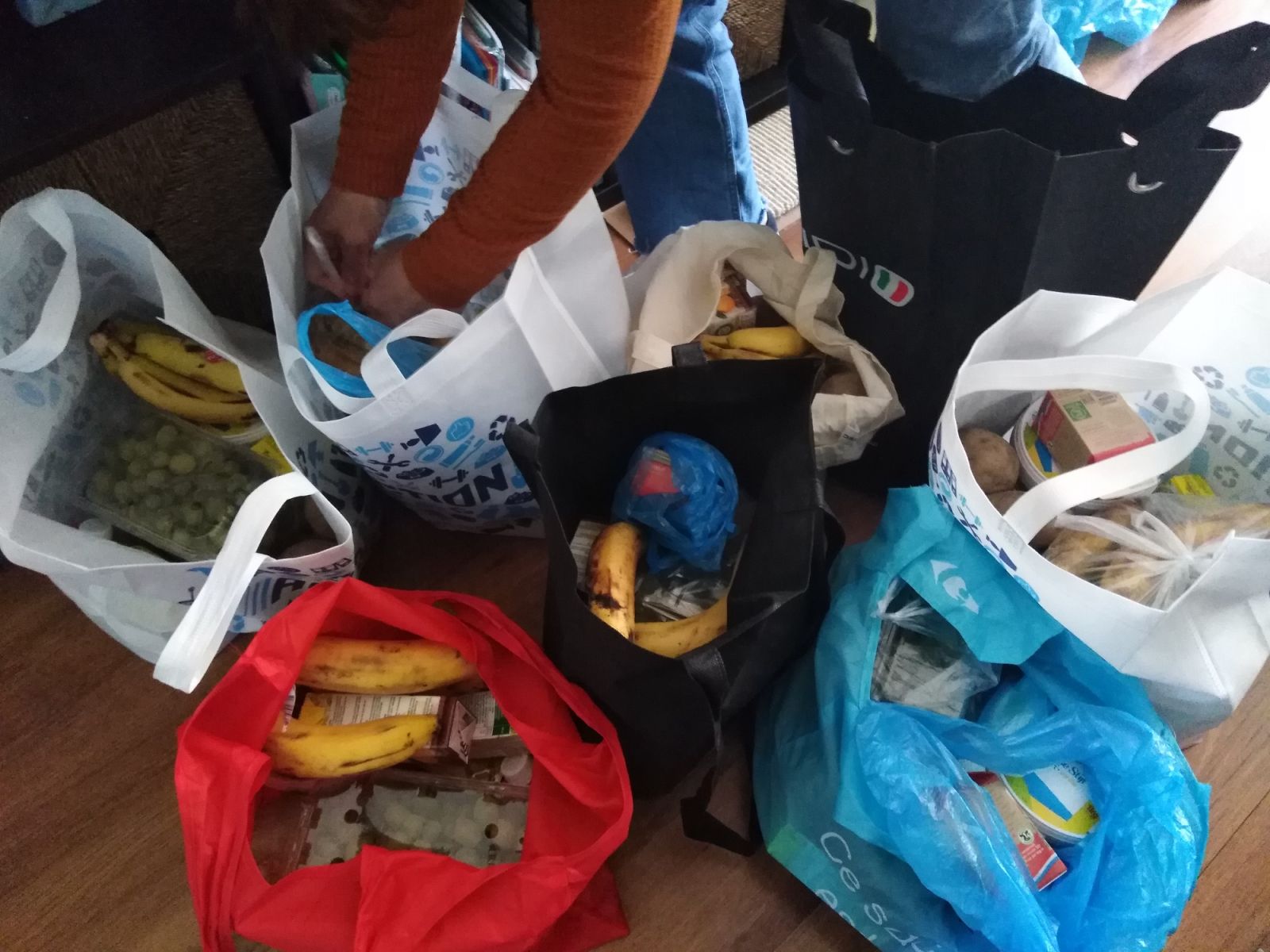 Food packs from Red Cross and othersMigrant solidarity in The Hague