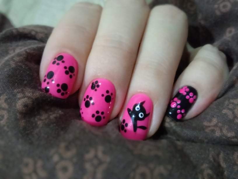 Hand with pink nail polish