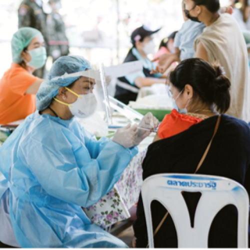 A nurse administers COVID-19 vaccine to a migrant in Maesot, a Thai town close to the Myanmar border, in November 2021. Photo: WHO/Anat Duangjan