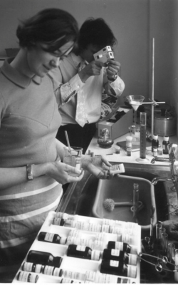 Students using home science experiment kit 1970 © OU Digital Archives