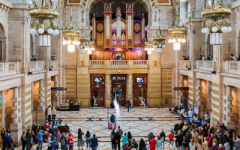 A crowd watching an organ recital in the Kelvingrove Art Gallery and Museum